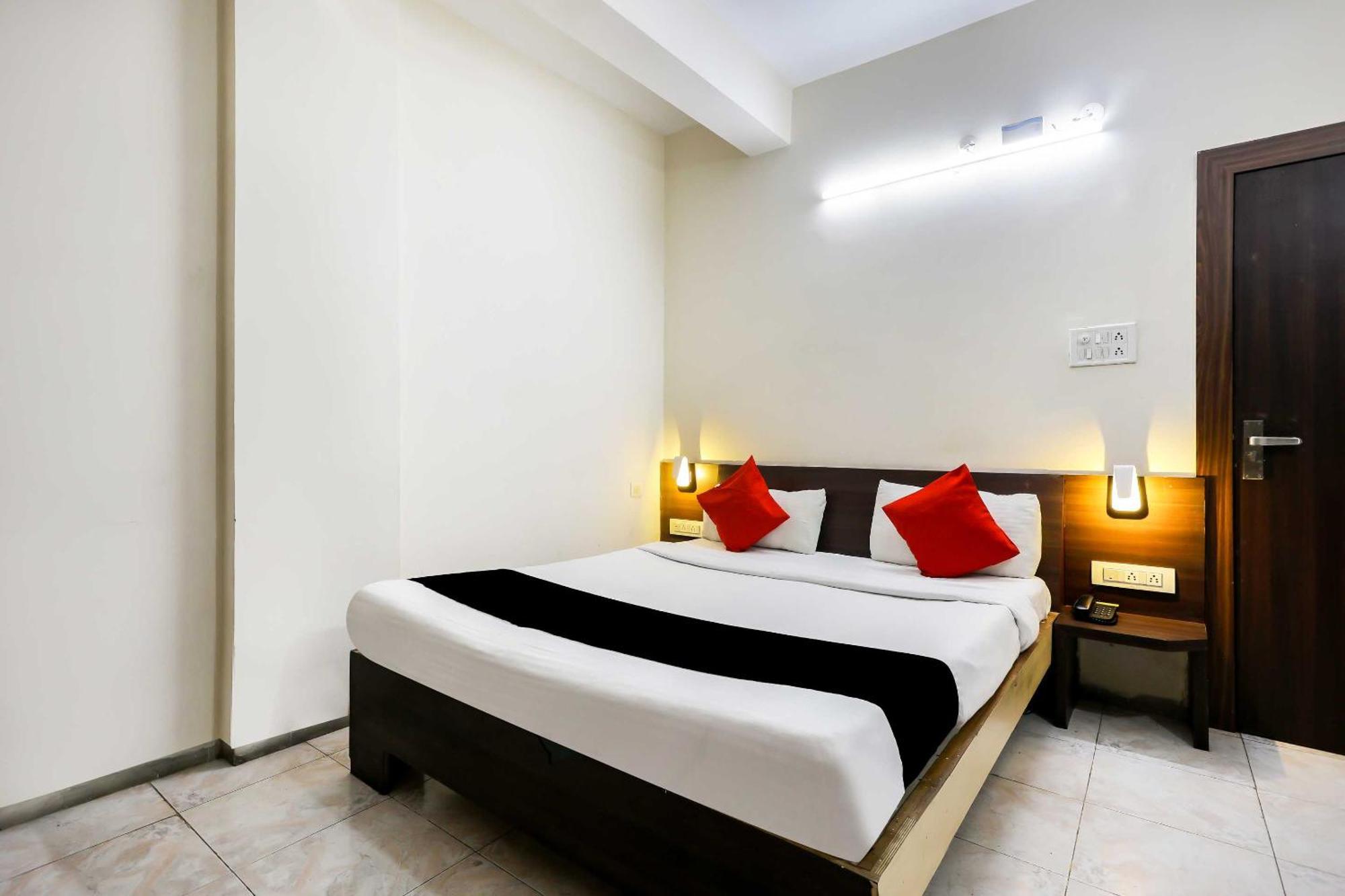 Collection O 3761 Hotel Shree Datta Индор Екстериор снимка